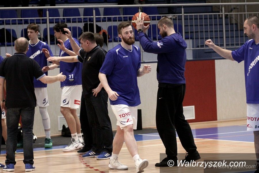 Wałbrzych: II liga koszykówki: Młodzież wysoko zawiesiła poprzeczkę