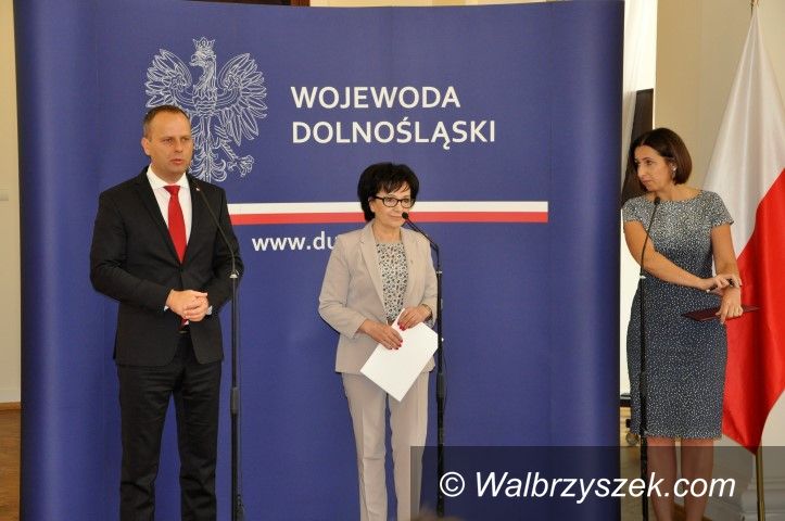 powiat wałbrzyski: Uroczyste wręczenie promes dla samorządów