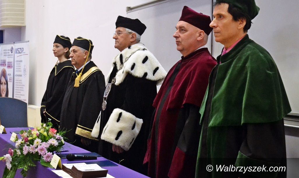 Wałbrzych: Uroczyste wręczenie dyplomów Absolwentom