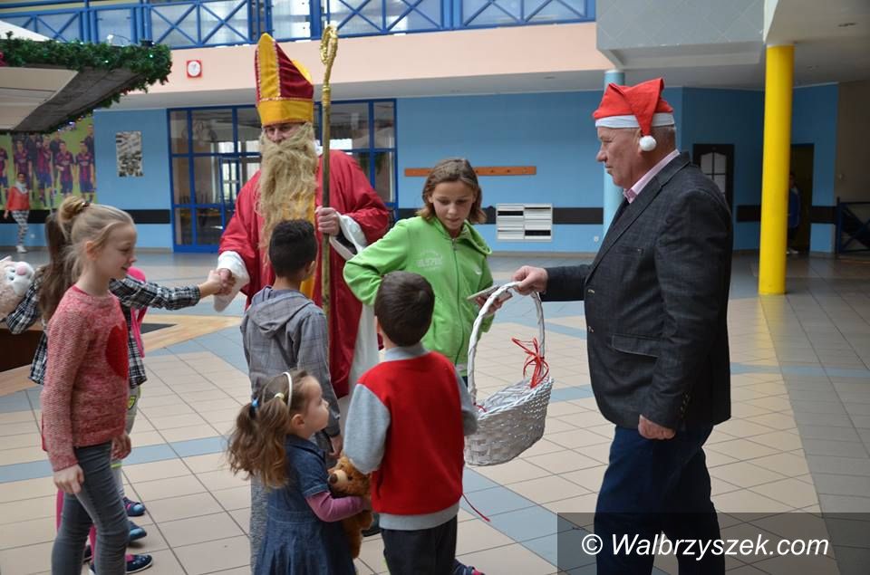 powiat wałbrzyski: Wizyta Mikołaja w placówkach powiatowych