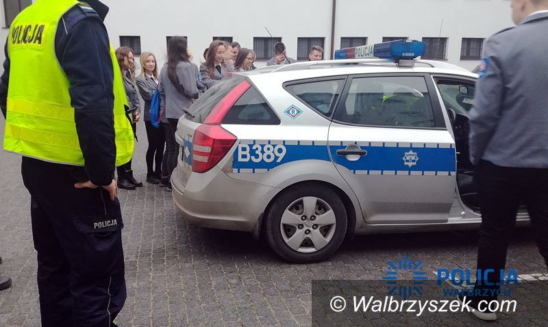 Wałbrzych: Tym razem uczniowie klasy drugiej mundurowej zobaczyli jak pracują policjanci