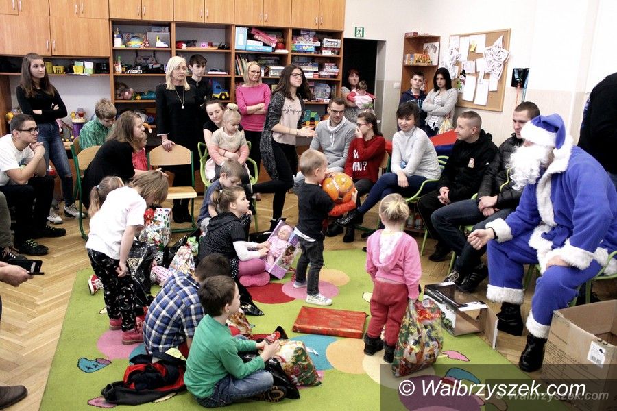 Wałbrzych: Biało–niebieski Mikołaj na Nowym Mieście