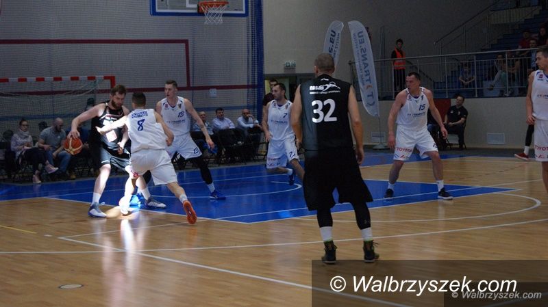 Wałbrzych: II liga koszykówki: Gniezno zawiesiło wysoko poprzeczkę