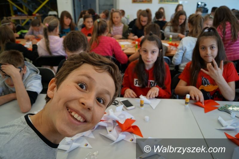 REGION, Boguszów-Gorce: Wielka flaga narodowa i biało – czerwone wiatraczki w Boguszowie–Gorcach