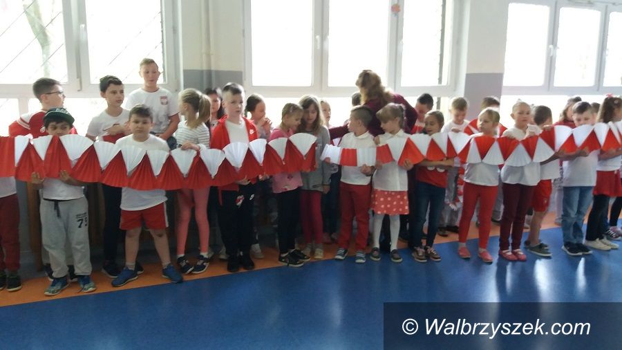 Wałbrzych: Uczniowie pamiętali o rocznicy uchwalenia Konstytucji