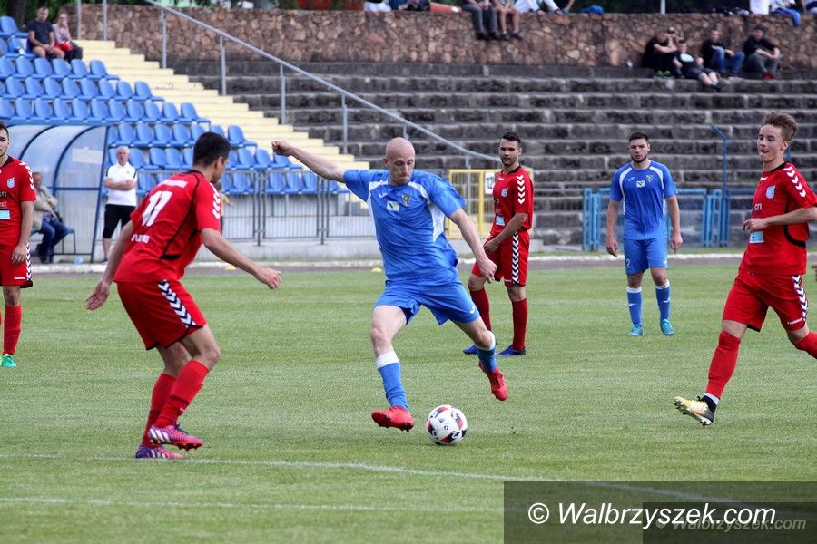 Wałbrzych: IV liga piłkarska (grupa wschodnia): Rodziewicz w formie