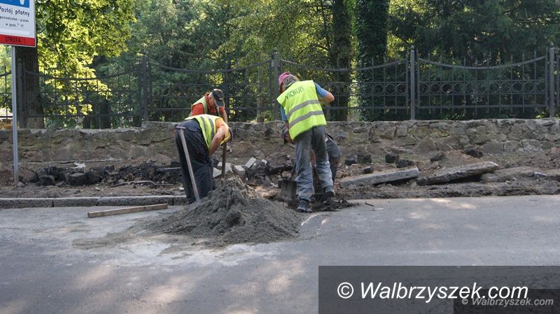 Wałbrzych: Nowe miejsca parkingowe na ulicy Moniuszki