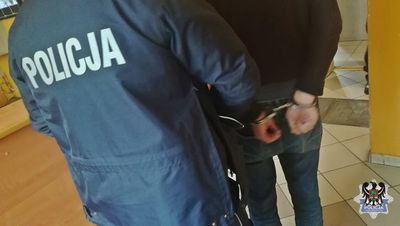 Wałbrzych: Przed policjantami ukrywał się na dachu...