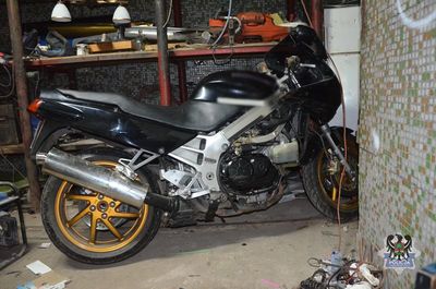 Wałbrzych: Policjanci odzyskali skradziony motocykl i zatrzymali podejrzanego o ten czyn 29–latka