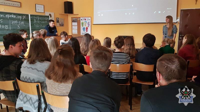 Wałbrzych: Policjanci promują filmy, które wyprodukowali uczniowie