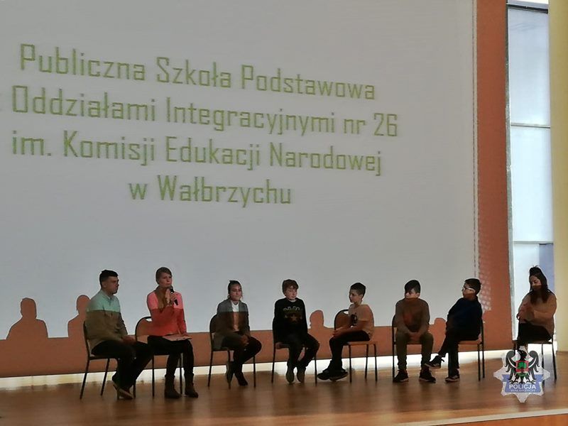 Wałbrzych: Konferencja dotycząca zdrowia psychicznego dzieci, młodzieży i dorosłych z udziałem wałbrzyskich policjantów