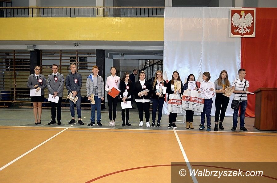 Wałbrzych: Laureaci konkursu "Niepodlegli" odebrali nagrody