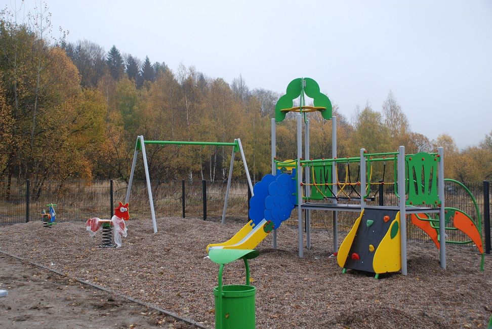 REGION, Głuszyca: Powstają nowe place zabaw