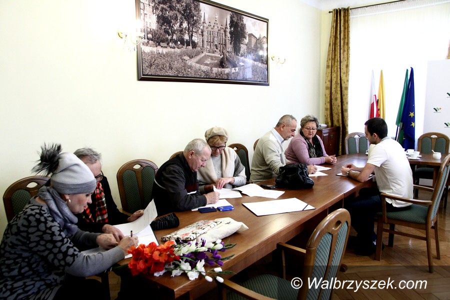 Wałbrzych: Pierwsze umowy na dofinansowanie wymiany pieców podpisane
