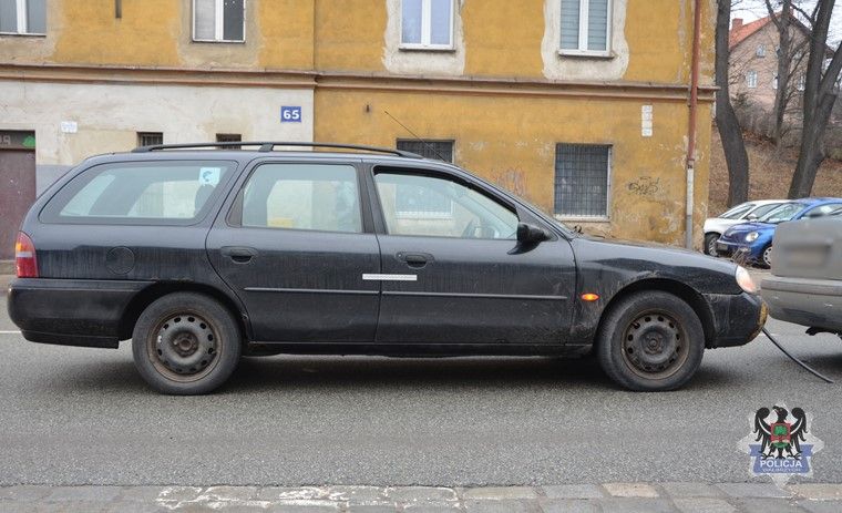 Wałbrzych: 22–latek wjechał samochodem w nieoznakowany radiowóz