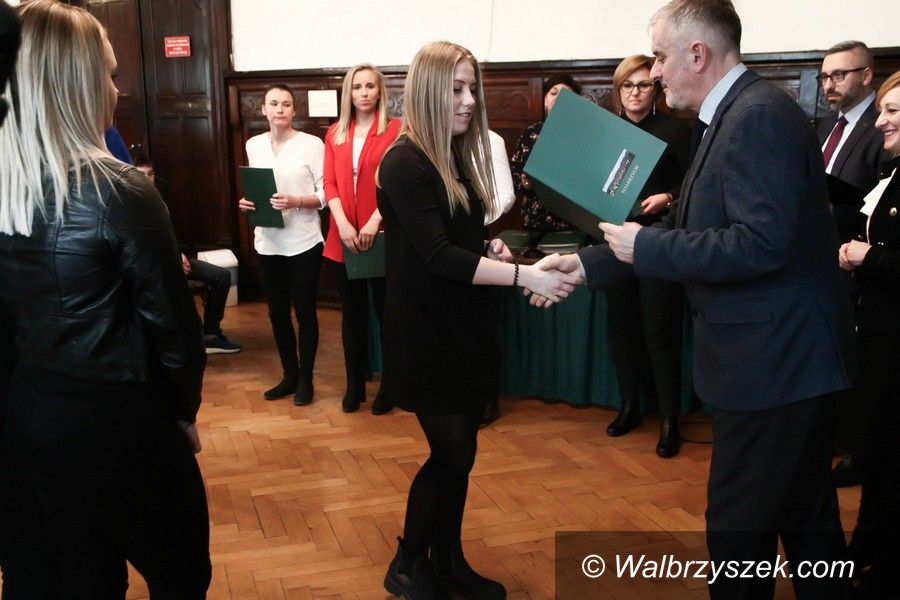 Wałbrzych: W wałbrzyskim magistracie wręczono stypendia sportowe