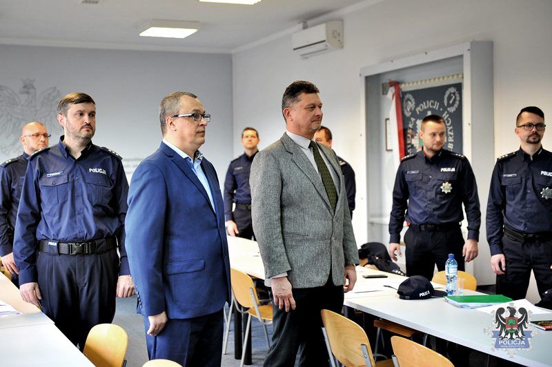 Wałbrzych: Po ponad 28 latach służby dwóch dyżurnych wałbrzyskiej komendy odeszło na zasłużoną emeryturę