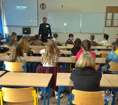 REGION, Stare Bogaczowice: Policjanci rozmawiali z uczniami o bezpieczeństwie w sieci, hejcie w internecie