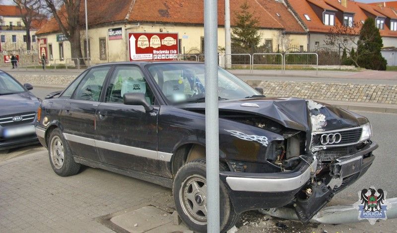 Wałbrzych: "Skosiła" uliczną latarnię
