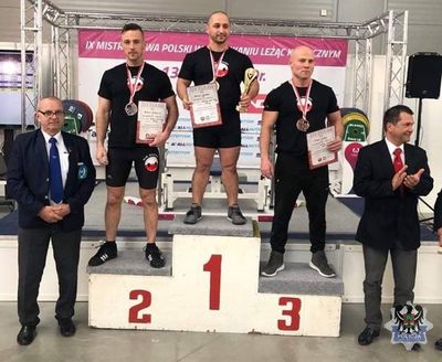 Wałbrzych: Srebrny medal mistrzostw Polski w wyciskaniu sztangi leżąc dla wałbrzyskiego policjanta