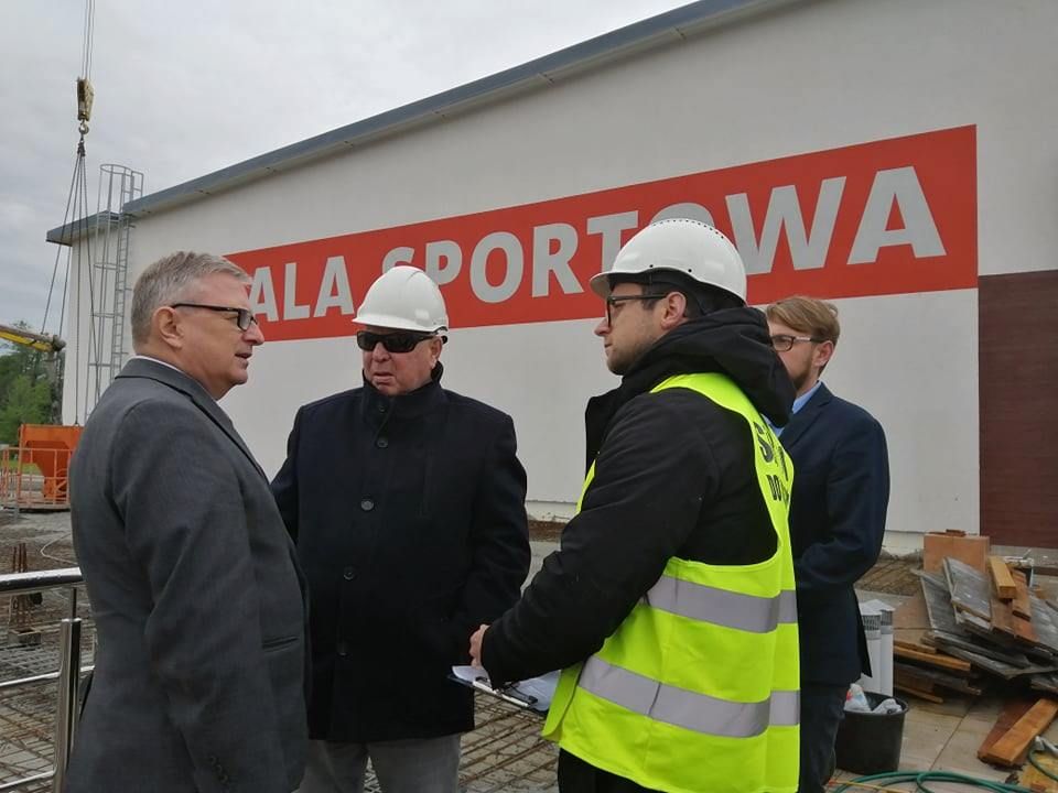 REGION, Szczawno-Zdrój: Delfinek prawie na półmetku