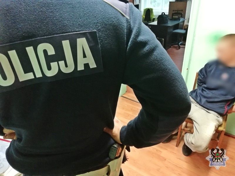 REGION, Jedlina-Zdrój/Boguszów-Gorce: Uciekinier zakończył jazdę samochodem na dachu budynku gospodarczego