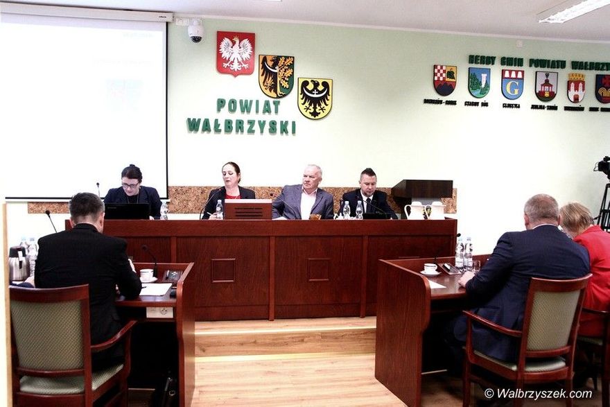 powiat wałbrzyski: Powiatowa sesja