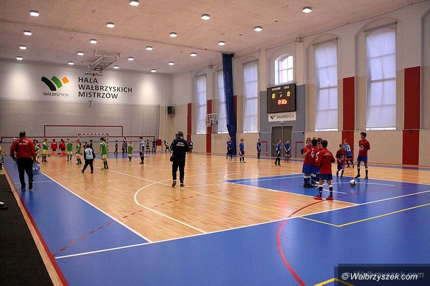 Wałbrzych/Kraj: Hale po nowemu