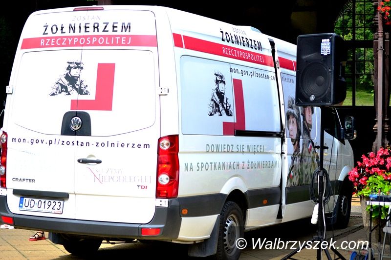 REGION, Szczawno-Zdrój: Żołnierze na deptaku