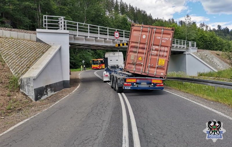 REGION, Kowalowa: Kontenerem w wiadukt