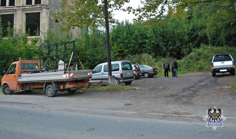 REGION, Jedlina-Zdrój: Łopatą po samochodach