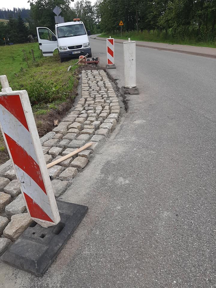 REGION, Łomnica: Brukowanie poboczy