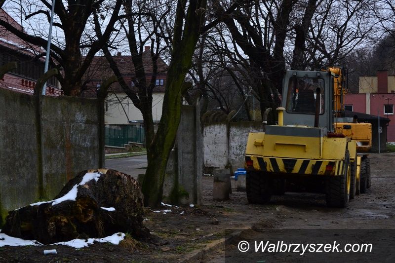 Wałbrzych: Demontują ogrodzenie