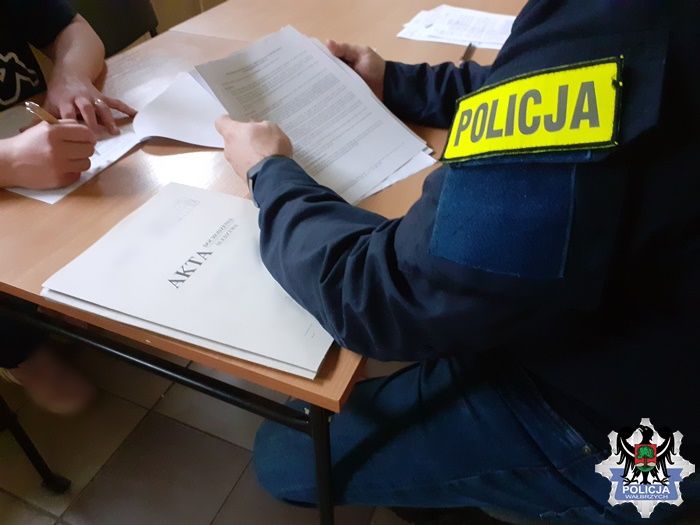 Wałbrzych/REGION: Kobieta z akumulatorami