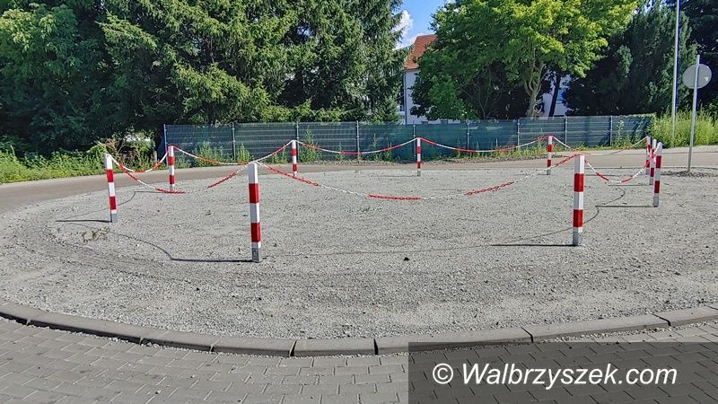 Wałbrzych: Centrum pośrodku pola