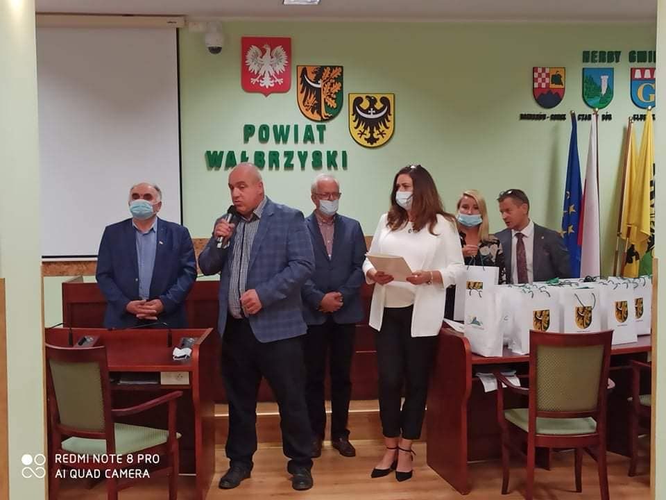 powiat wałbrzyski: Dyplomy dla wychowanków
