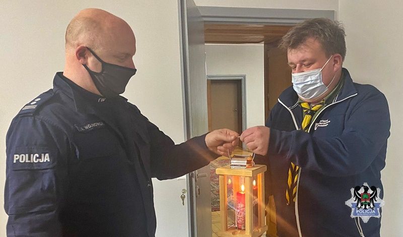 Wałbrzych: Światełko pokoju u policjantów