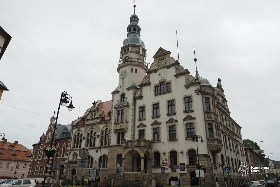 REGION, Kamienna Góra: Attyki do renowacji