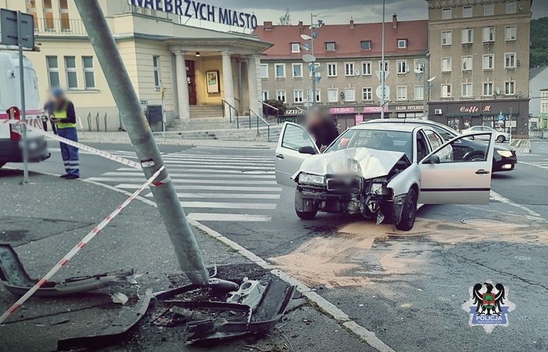 Wałbrzych: "Skosił" latarnię