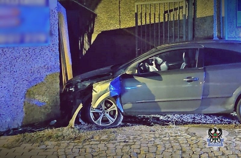 REGION, Boguszów-Gorce: Zniszczył bramę wjazdową