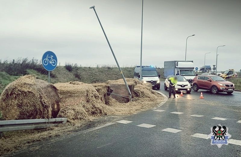 REGION, Stary Julianów: Baloty siana na drodze