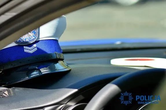 Wałbrzych: Bus utknął na przejeździe