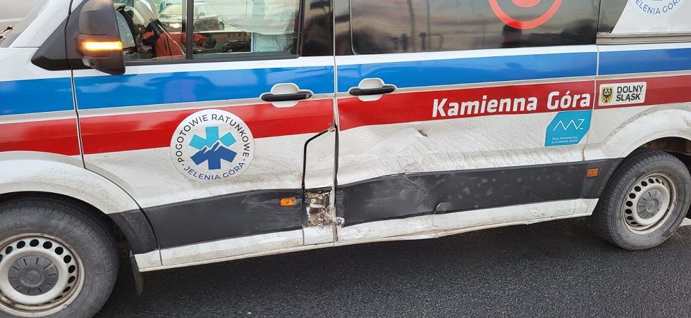 REGION, Szczawno-Zdrój: Kierowca karetki bez mandatu