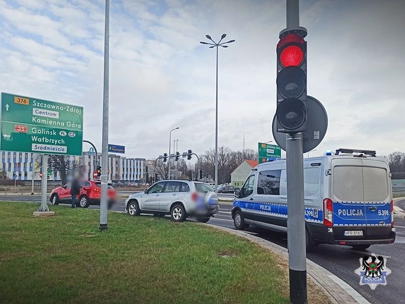REGION, Szczawno-Zdrój: Wjechał na czerwonym