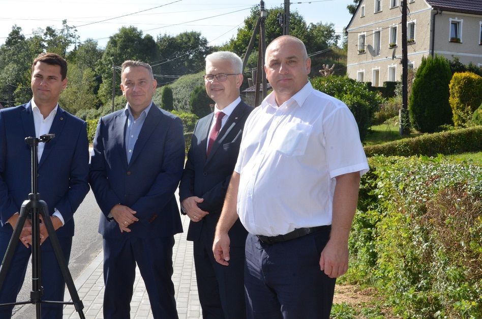 powiat wałbrzyski: Zabiegają o budowę chodników