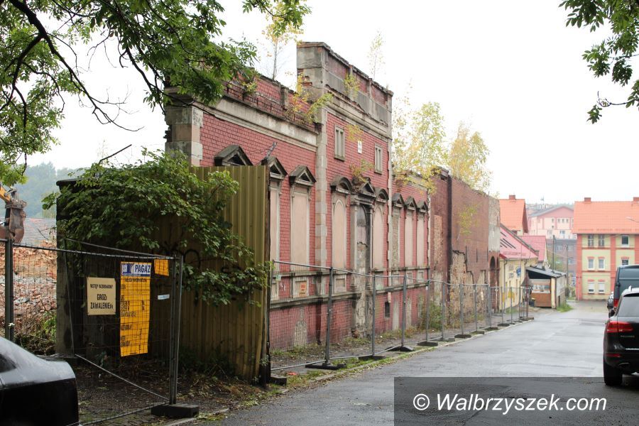 Wałbrzych: Wyburzanie łaźni trwa