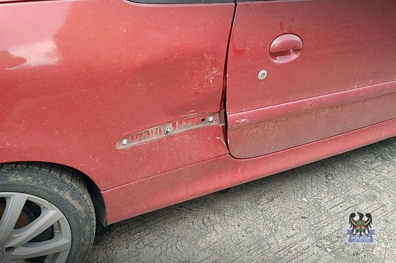 Wałbrzych/powiat wałbrzyski: Uderzył w zaparkowane auto