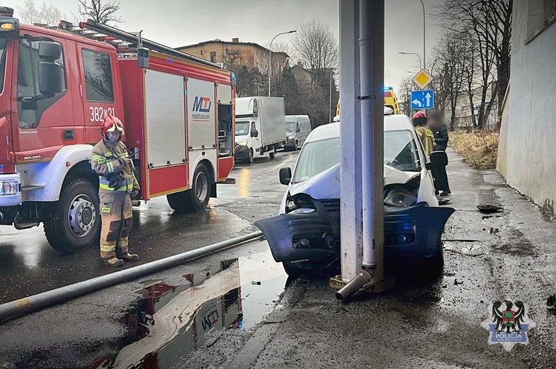Wałbrzych: Przysnął i uderzył w słup
