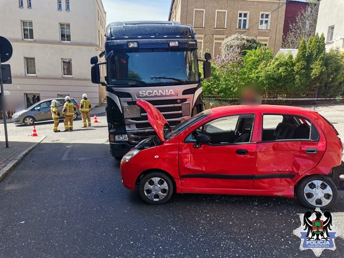 REGION, Boguszów-Gorce: Wjechała przed ciężarówkę