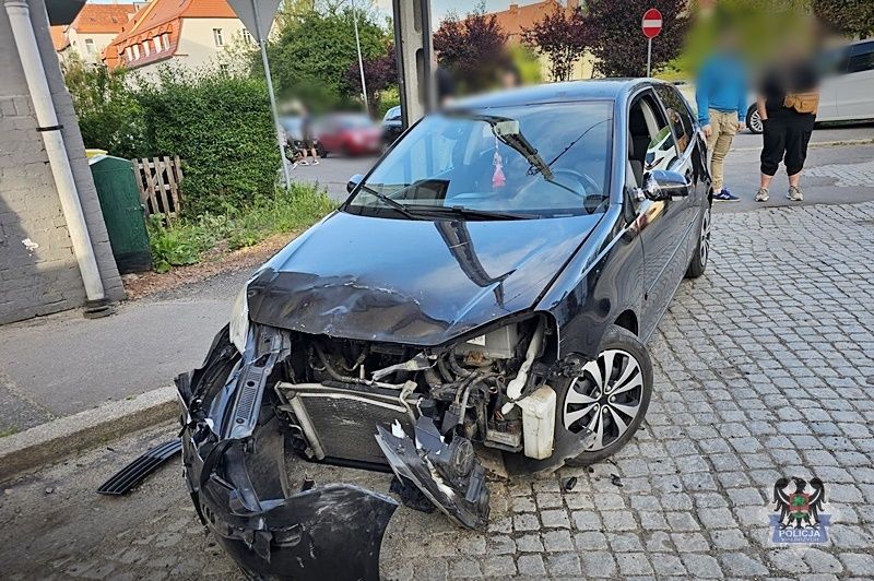 Wałbrzych/powiat wałbrzyski: Wjechał w zaparkowane auta
